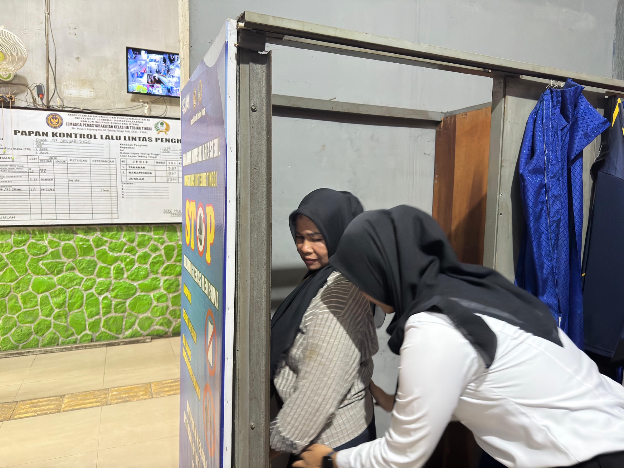 7051f294-5054-41c3-a676-c6983a7acb30